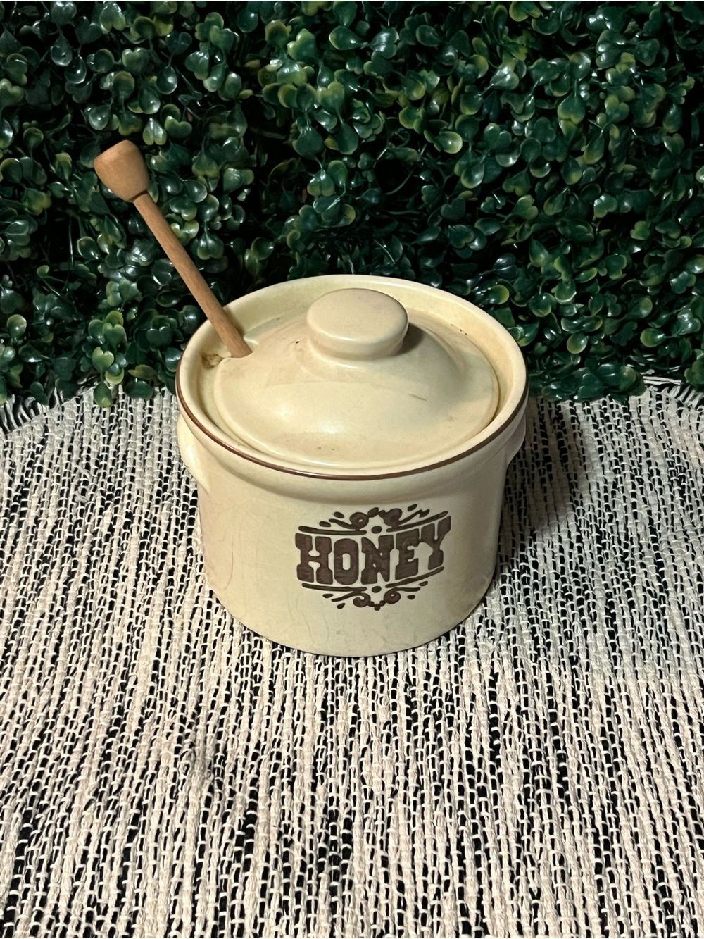Pfaltzgraff Village stoneware honey pot with Wooden Dipper